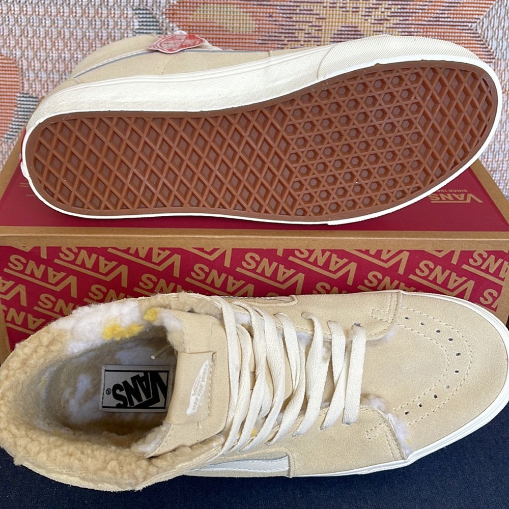 Vans Sk8-Hi
Cozy Hug Biscotti
VN0A7Q5NBVV
Men’s Sneakers - Picture 4 of 16